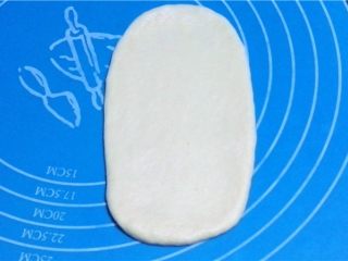 10、迷你潜艇堡,取一个擀开，整成长方形，