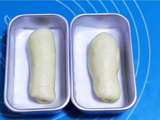 11、迷你潜艇堡,由上至下卷起，放入模具中。