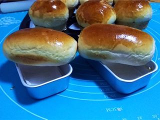 14、迷你潜艇堡,烤完就可以脱模了。