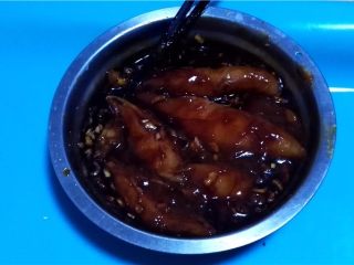 15、迷你潜艇堡,鸡胸肉用黄豆酱、葱、姜、蒜、生抽、料酒、蚝油腌制一晚