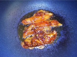 16、迷你潜艇堡,锅中倒入适量油，将鸡胸煎熟。