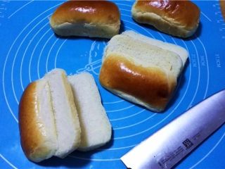 17、迷你潜艇堡,一个面包胚均匀的切成三片。