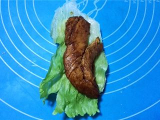 18、迷你潜艇堡,在第一片面包上面，挤上沙拉酱，放上生菜。将煎好的鸡胸放在生菜上面。