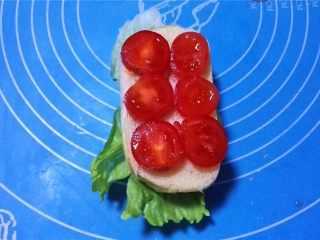 19、迷你潜艇堡,盖上一片面包，圣女果切片摆好。