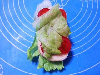 20、迷你潜艇堡,再放一片奶酪和生菜。