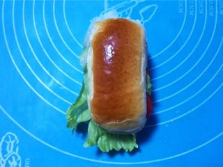 21、迷你潜艇堡,挤上番茄酱，盖上最后一片面包。 