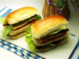 22、迷你潜艇堡,早餐搭配水果、蒸菜，营养丰富又美味。