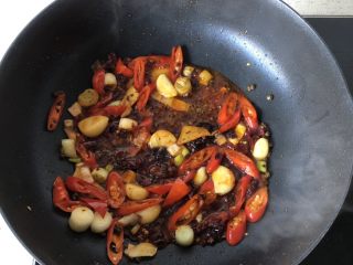 4、香辣干锅虾,炒至火锅底料融化。