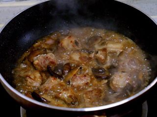 8、喷香的香菇排骨焖饭,添加适量清水,宜少不宜多。烧开后再煮十五分钟左右。这是为了确保排骨和米饭的成熟度保持一致。