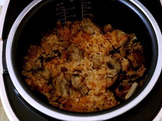 12、喷香的香菇排骨焖饭,程序结束拌匀开吃。