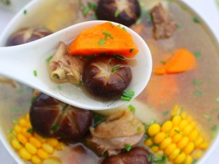 20、山药香菇玉米土鸡汤,赶紧做起来吧。