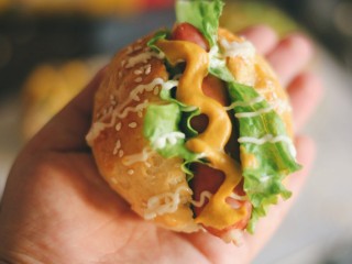 11、美式香肠热狗,做好的热狗只有巴掌大小,我是为了配合我香肠的长度,可以根据自己的情况在分小面团时分成合适的大小。