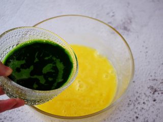 3、菠菜汁蛋饼,加入菠菜汁