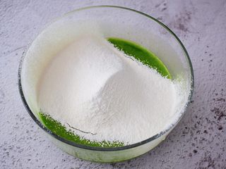 5、菠菜汁蛋饼,筛入低筋面粉