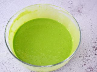 6、菠菜汁蛋饼,搅拌成细腻的糊状