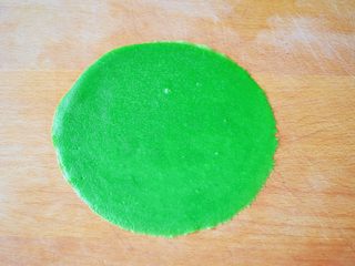 9、菠菜汁蛋饼,盛出