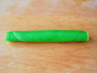 10、菠菜汁蛋饼,从一边慢慢卷起来，切块食用