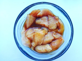 8、蜜汁香煎鸡胸肉,搅拌均匀腌制15分钟。