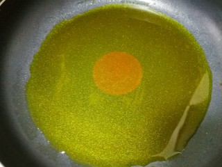 10、蜜汁香煎鸡胸肉,热锅热油。