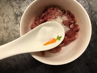 6、茭白炒肉丝,加入1/3勺盐