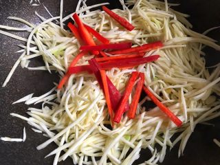 15、茭白炒肉丝,放入红椒段翻炒