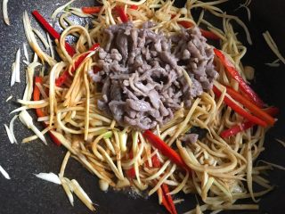 19、茭白炒肉丝,加入炒好的肉丝翻炒