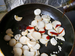 6、蚝油杏鲍菇,倒入适量蚝油翻炒，