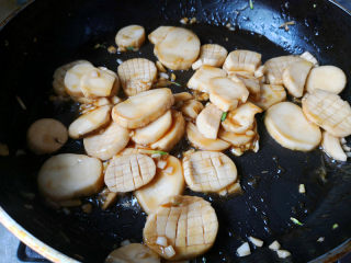 8、蚝油杏鲍菇,翻炒均匀，