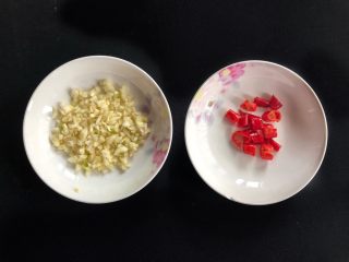 2、手撕包菜,蒜头剁碎，小辣椒切小段。