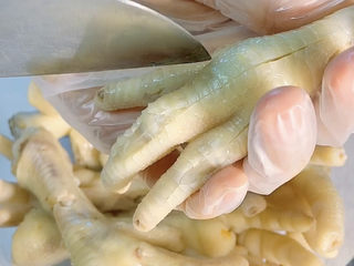 8、无骨鸡爪,先用小刀沿着鸡爪划几刀