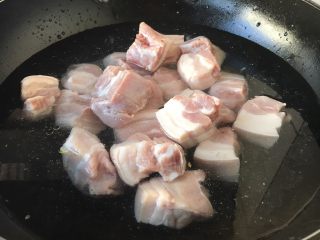 5、红烧肉,用凉水焯水。