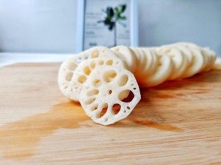 2、醋溜藕片,将藕削皮洗净再切成薄片。