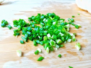 4、醋溜藕片,小葱洗净切小丁备用【切葱会有辛辣味，嘴巴含一口水再切，不管是切葱还是洋葱辣椒都不会让眼睛流眼泪】