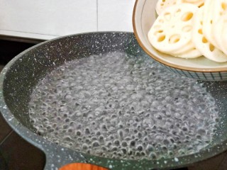 6、醋溜藕片,锅里水开下藕片焯水。