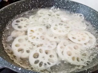 7、醋溜藕片,焯水一分钟捞出藕片控水。