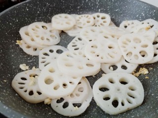 11、醋溜藕片,加上白醋少许快速翻炒均匀。