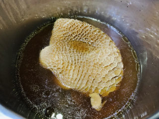 1、凉拌牛肚,牛肚在凉拌之前要先卤熟，这样味道比较好，如果是买净菜已经熟的牛肚，就可以省去卤的步骤，现在一起看看卤熟牛肚做法；