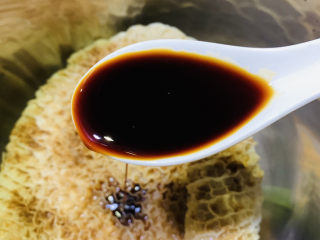 5、凉拌牛肚,加酱油；