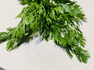 9、凉拌牛肚,香菜洗净，用凉开水冲洗；