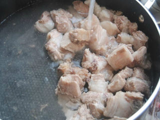 1、土豆烧肉,排骨放入清水煮沸4分钟，冷水冲净血沫备用；