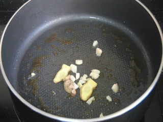 3、土豆烧肉,锅内热油，加入冰糖小火融化并炒出糖色，加姜片蒜末爆香；