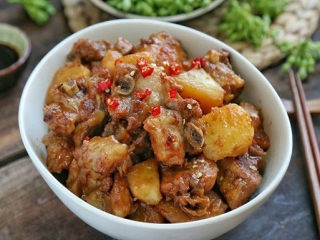 8、土豆烧肉,做这道菜的好处就是把料下锅之后就可以去休息啦！