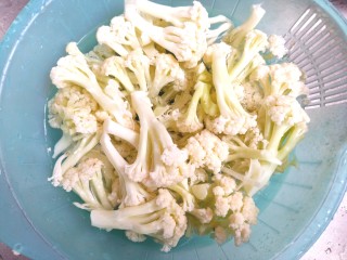 2、腐乳菜花,掰成小朵，洗净