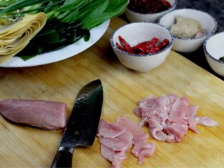 2、水煮肉片,猪精肉顶着纹理切成薄片备用