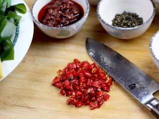 3、水煮肉片,干辣椒切段