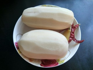 2、酸辣藕丁,准备好食材，藕去皮洗净。