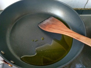 4、酸辣藕丁,锅内放油，烧热。