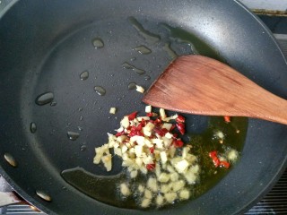 5、酸辣藕丁,生姜，辣椒爆香。