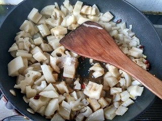 8、酸辣藕丁,放白糖，陈醋，翻炒。