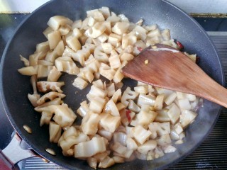 9、酸辣藕丁,放鸡精，翻炒，每一个藕丁都沾上佐料。